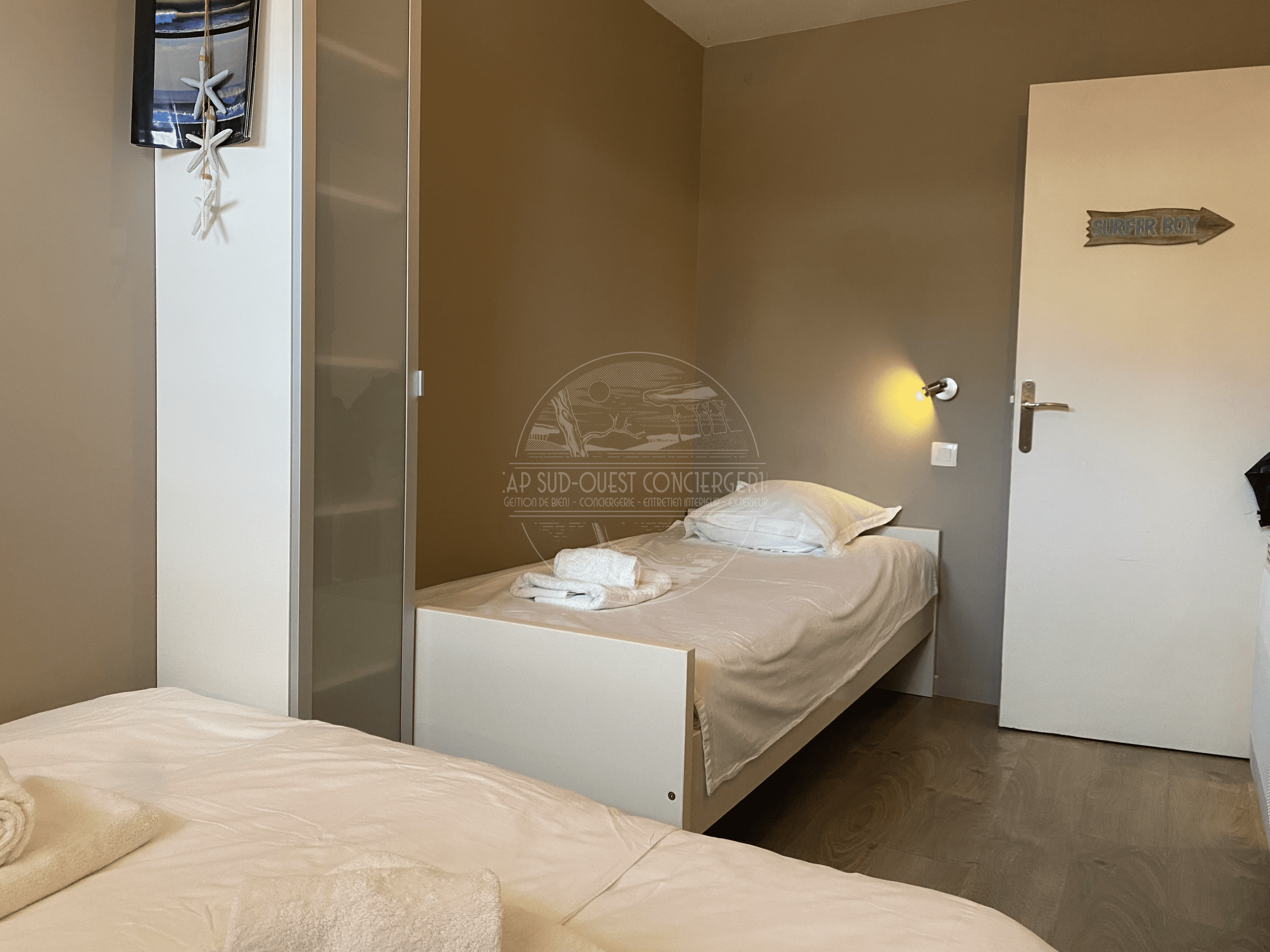 chambre avec lit double et lit simple appartement conciergerie