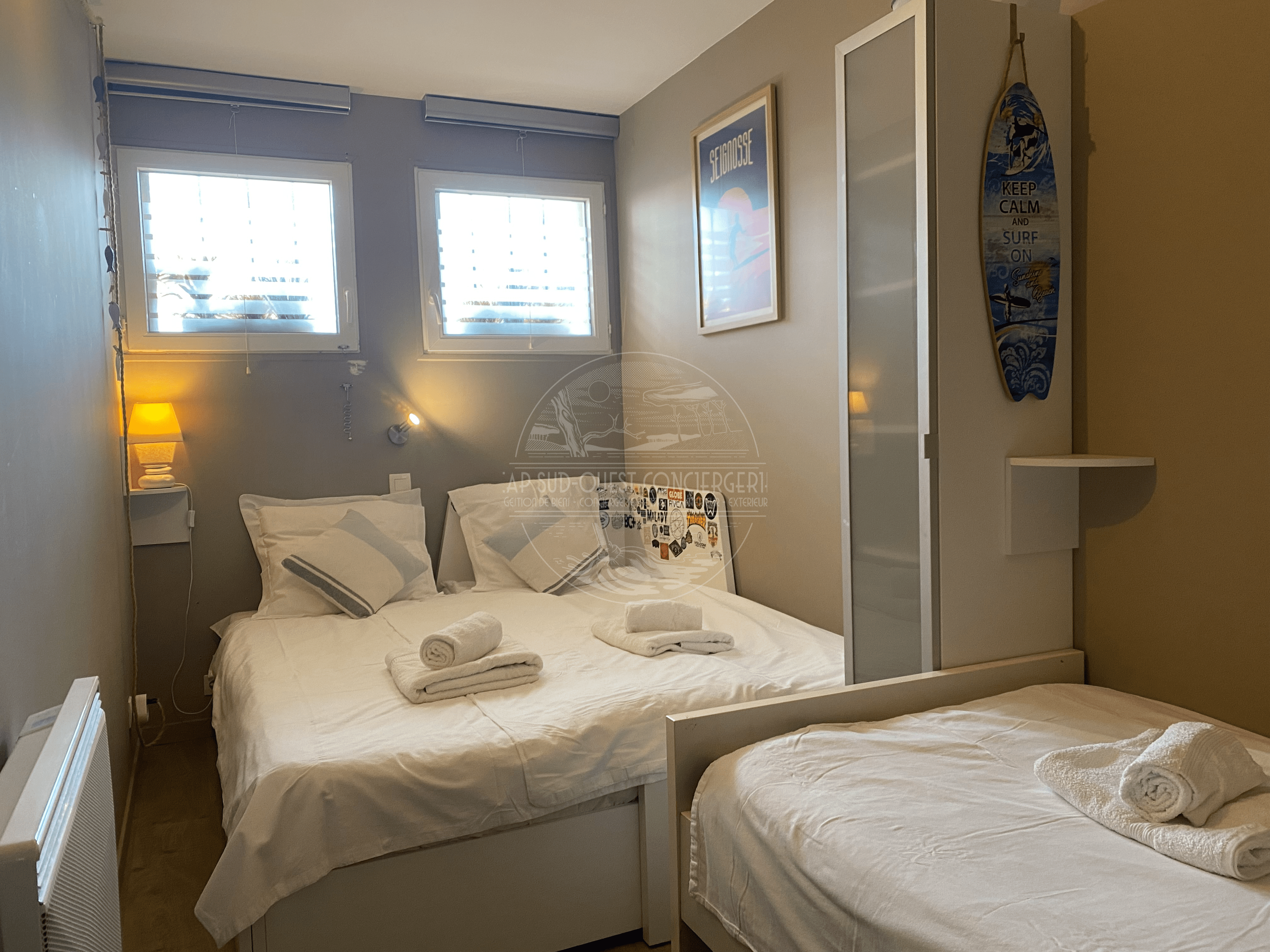 chambre avec lit double et lit simple appartement conciergerie