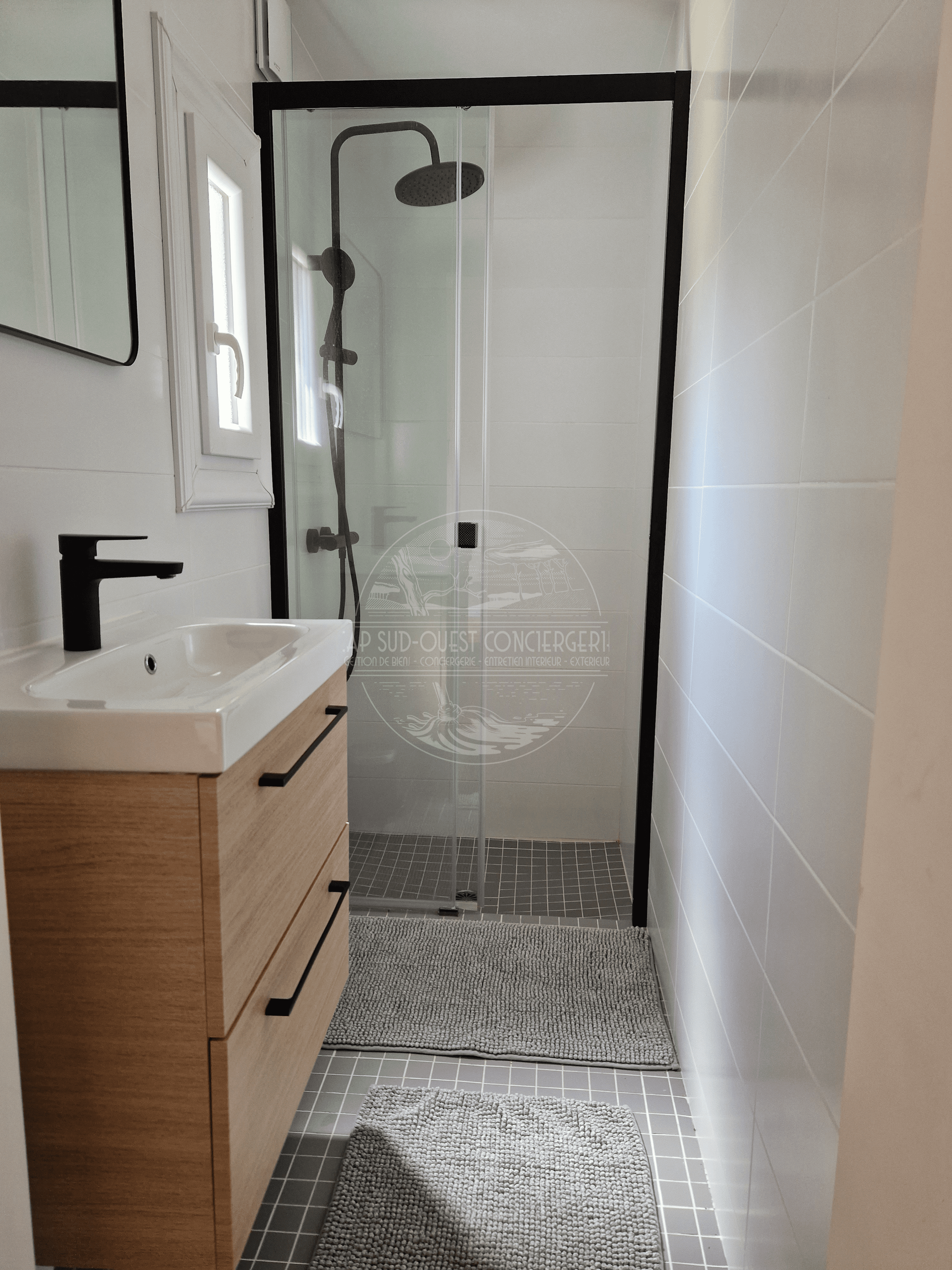 salle d'eau avec douche à l'italienne et simple vasque